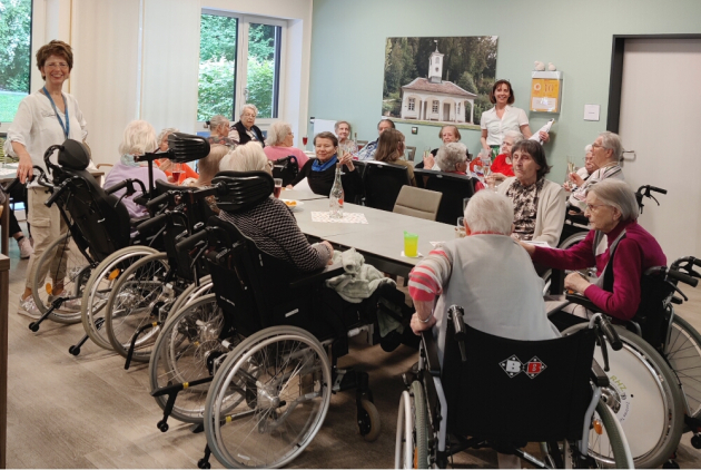 Bensheim: BewohnerInnen und Mitarbeiterinnen um Tisch am Muttertag.