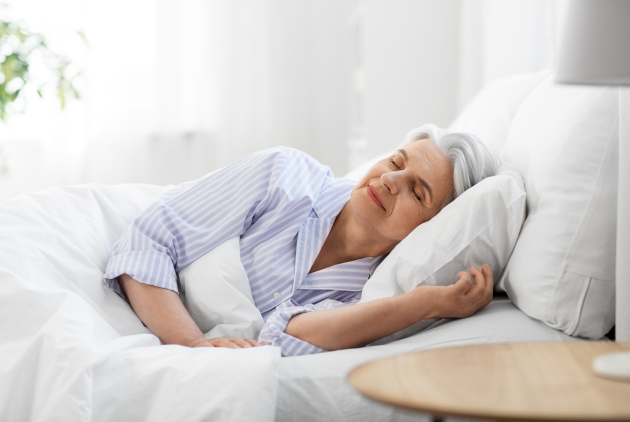 Seniorin schläft gut im Sommer.