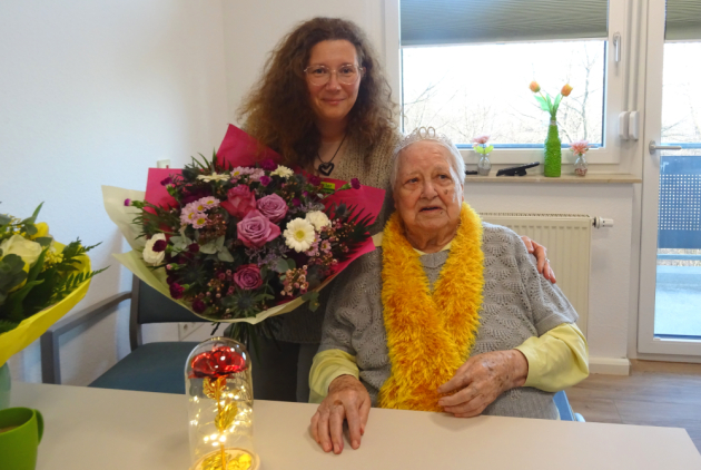 Lindenfels: Frau neben Bewohnerin, die 100. Geburtstag feiert.