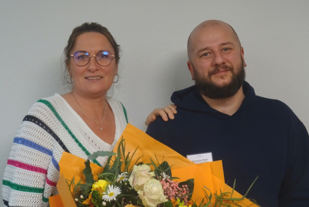 Lindenfels: Sabine Blessing überreicht Sebastian Weiß einen Blumenstrauß.
