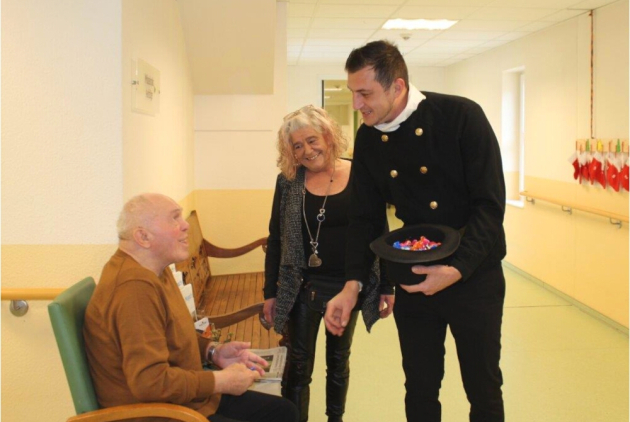 Schifferstadt: Schornsteinfeger beschenkt Bewohner.