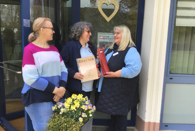 Bad Salzschlirf: Jubilarin Natalia Miller mit Urkunde zwischen Annette Kriegelstein und Nicole Baurichter.