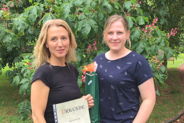 Bad Salzschlirf: Serpil Memic übergibt Nadine Stier eine Urkunde.