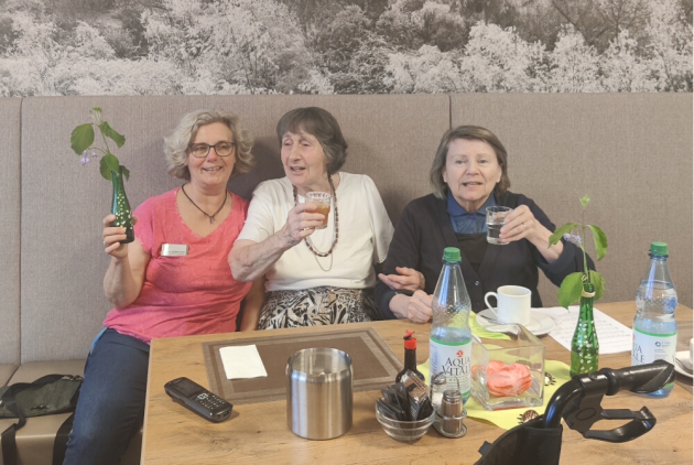Bensheim: Bewohnerinnen und Mitarbeiterin am Tisch mit Pflanzen.
