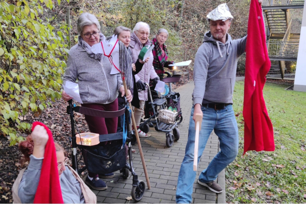 Bensheim: Martinsspiel mit Mantelteilung im Außenbereich.