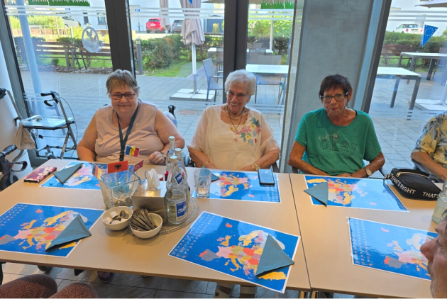 Malsch: Bewohnerinnen beim Cocktailabend mit Europakarten auf dem Tisch.