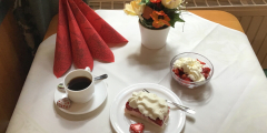 Bad Salzschlirf: Kaffee und Erdbeerspeisen auf dekoriertem Tisch.