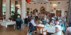 Bad Salzschlirf: BewohnerInnen, Angehörige und Jugendchor im Festsaal.