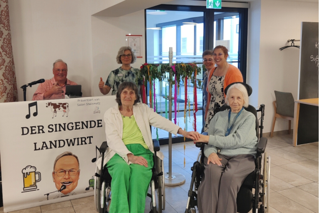 Bensheim: Musiker, Mitarbeiterinnen und Bewohnerinnen auf der Maifeier.