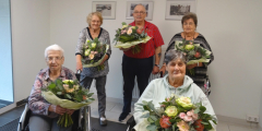 Lindenfels: Neuer 5-köpfiger Einrichtungsbeirat mit Blumensträußen.