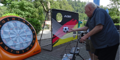 Lindenfels: Bewohner wirft Ball auf Fußballdartscheibe.