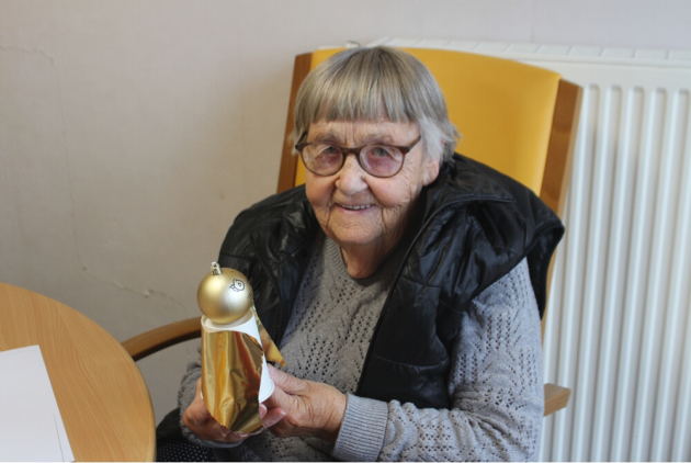 Schifferstadt: Bewohnerin mit selbst gebasteltem Engel.