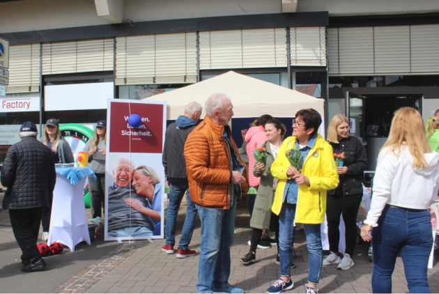 Schifferstadt: BesucherInnen vor Infostand.