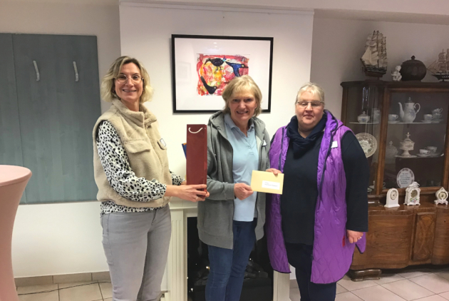 Bad Salzschlirf: Martina Plappert neben Pflegdienstleiterin und Einrichtungsleiterin.