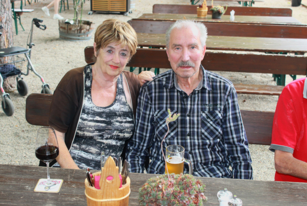 Heppenheim: BewohnerInnen am Tisch im Halben Mond.
