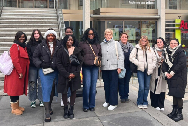 Lindenfels: Azubis und MitarbeiterInnen vor Körperwelten.