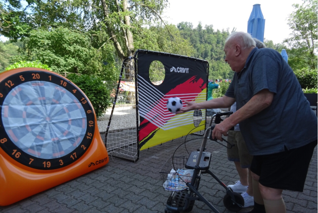 Lindenfels: Bewohner wirft Ball auf Fußballdartscheibe.