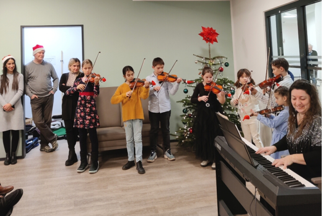 Bensheim Geigenklasse musiziert im Gemeinschaftsraum der Residenz