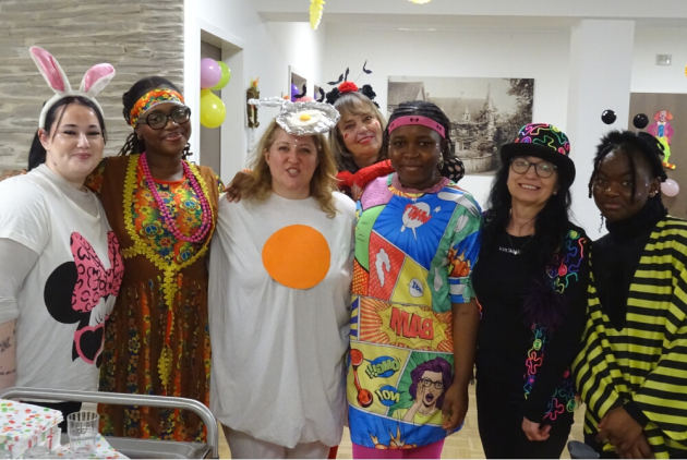 Lindenfels: Verkleidete Mitarbeiterinnen an Rosenmontag.