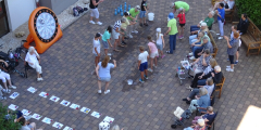 Lindenfels: BewohnerInnen, Kinder und MitarbeiterInnen draußen an Stationen vom Spielenachmittag.
