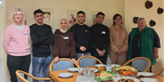 Bad Salzschlirf: Gruppe steht vor gedecktem Tisch.