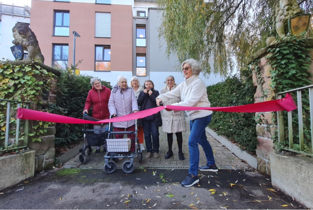 Bensheim: Bewohnerinnen und Mitarbeitende zerschneiden rotes Band.