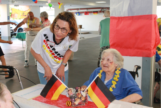 Heppenheim: Mitarbeiterin und Bewohnerin beim Sommerfest.