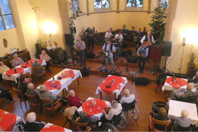 Linz: Band Gitarrenstrünzer tritt vor BewohnerInnen in der Kapelle auf.