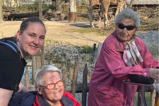 Malsch: Mitarbeiterin und Bewohnerinnen vor Tiergehege.