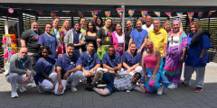 Malsch: Mitarbeitende in Achtzigerjahre-Kleidung beim Sommerfest.