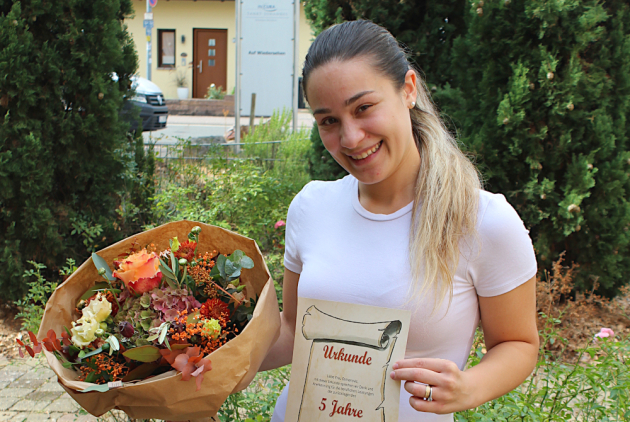 Schifferstadt: Dobrila Osmanovic mit Urkunde und Strauß beim Dienstjubiläum.