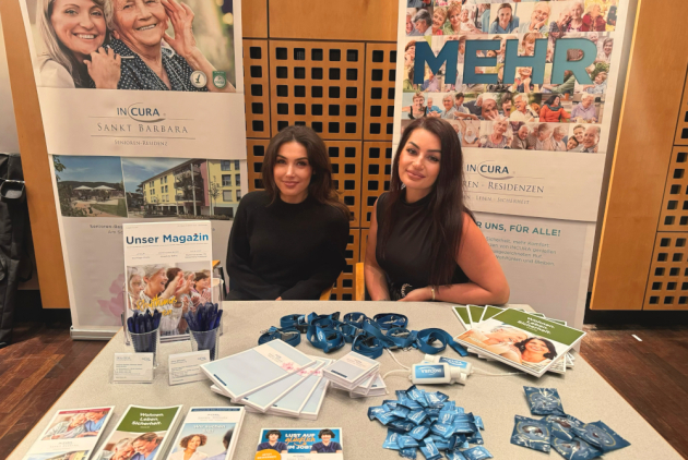 Weinheim: Rezeptionistin und Einrichtungsleiterin am Stand des Gesundheitstags.