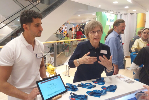 Bad Salzschlirf: Mitarbeitende an Messestand auf der Bildungsmesse.