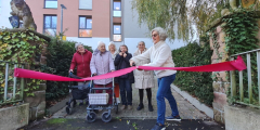 Bensheim: Bewohnerinnen und Mitarbeitende zerschneiden rotes Band.