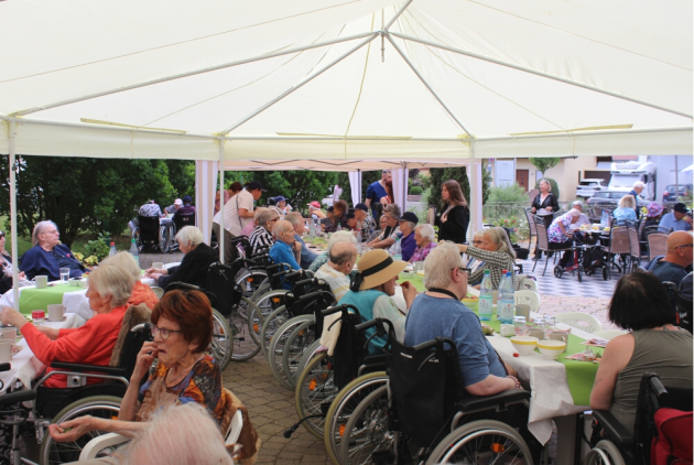 Schifferstadt: BewohnerInnen auf der Terrasse.