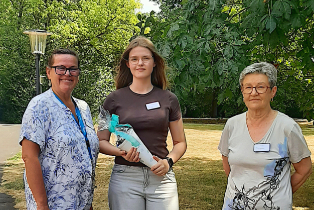 Bad Salzschlirf: Neue Praktikantin mit Schultüte neben Mitarbeiterinnen.