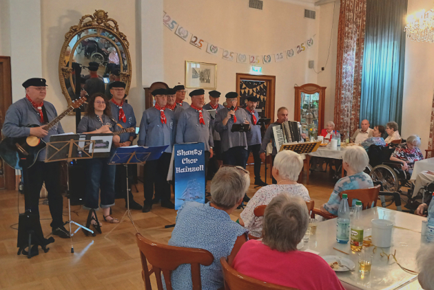 Bad Salzschlirf: Feiernde und Shanty-Chor im Festsaal.