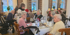 Bad Salzschlirf: BewohnerInnen bei der Weihnachtsfeier im Festsaal.