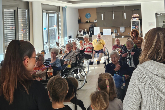 Malsch: Kinder und BewohnerInnen feiern Sankt Martin.