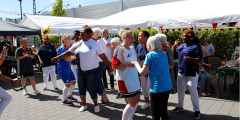 Malsch: Feiernde tanzen zusammen auf dem Sommerfest.
