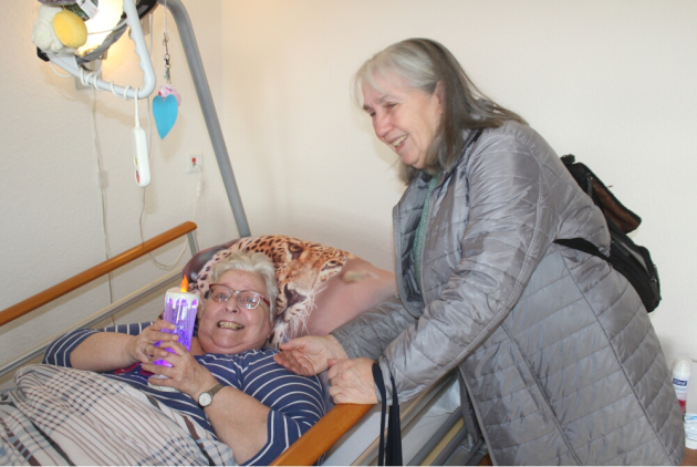 Schifferstadt: Anwohnerin Frau Walter beschenkt Bewohnerin.