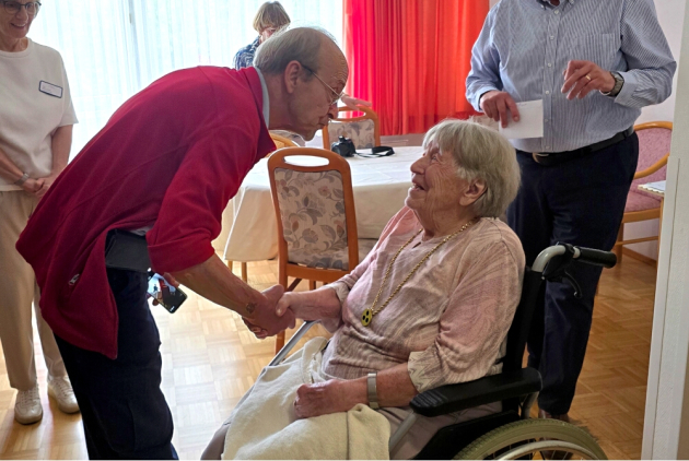 Bad Salzschlirf: Mann gratuliert Bewohnerin zum 100. Geburtstag.