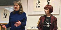 Bad Salzschlirf: Cathrin Reiß und Adelheid Eurich sprechen bei einer Ausstellung.