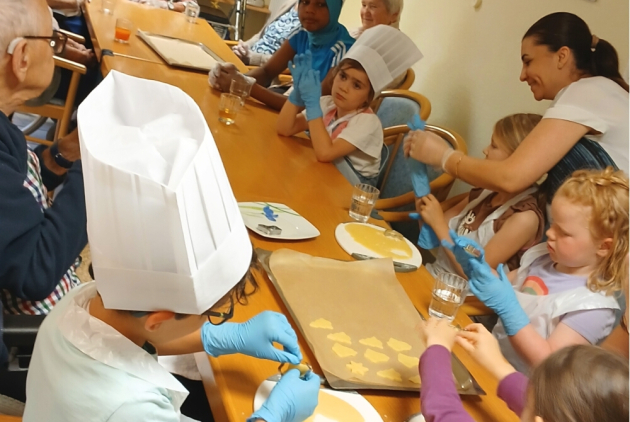 Bad Salzschlirf: Kinder und BewohnerInnen bereiten Kekse vor.