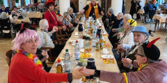 Bad Salzschlirf: BewohnerInnen und MitarbeiterInnen sitzen am Tisch und feiern Fasching.