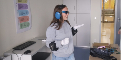 Bad Salzschlirf: Schülerin in Alterssimulationsanzug.