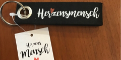 Bad Salzschlirf: Schlüsselanhänger als Geschenk zum Tag der Pflege.