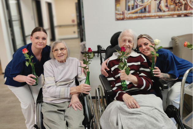 Bensheim: Bewohnerinnen und Mitarbeiterinnen mit Rosen in der Hand.
